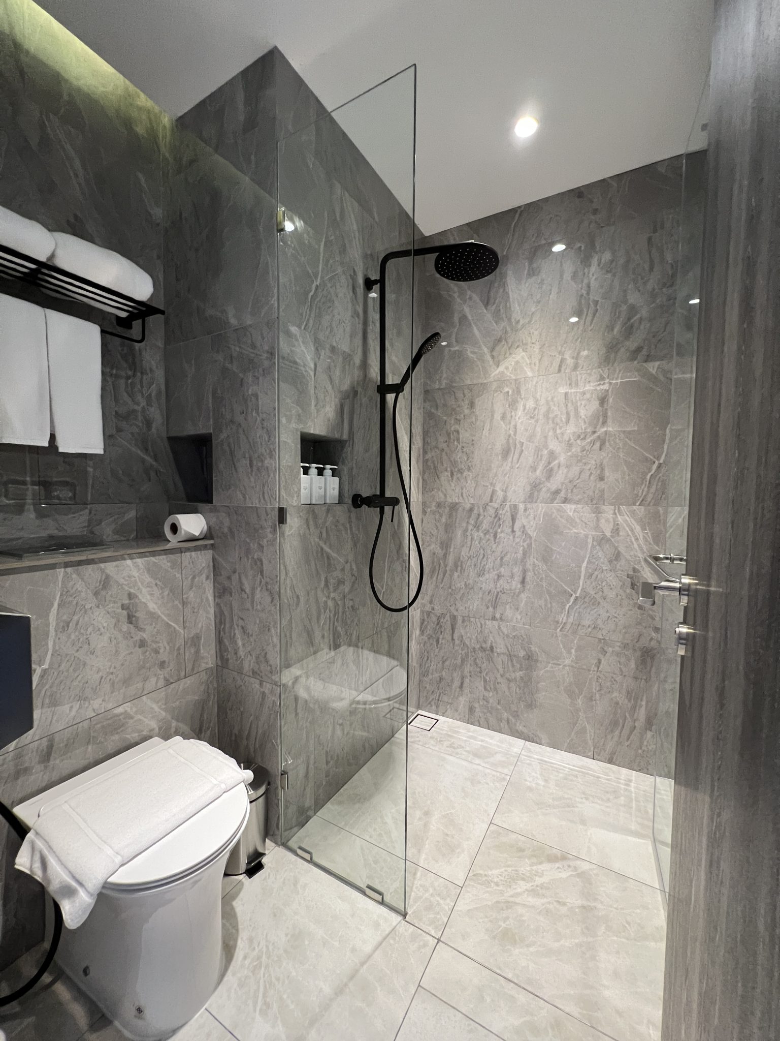 bathroom: Ramada Plaza by Wyndham on Sukhumvit 48 