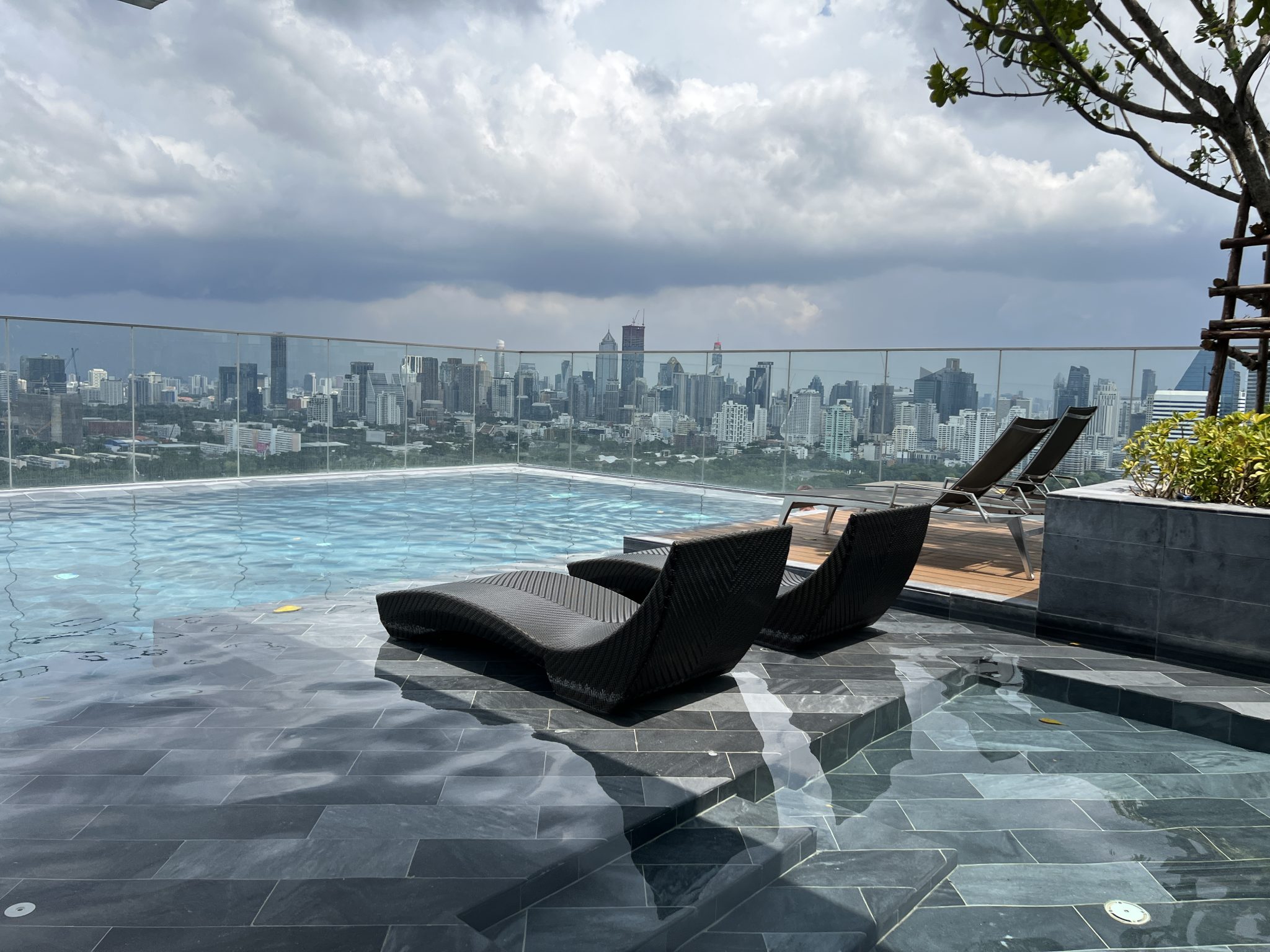 Wyndham Bangkok Queen Convention Centre rooftop pool