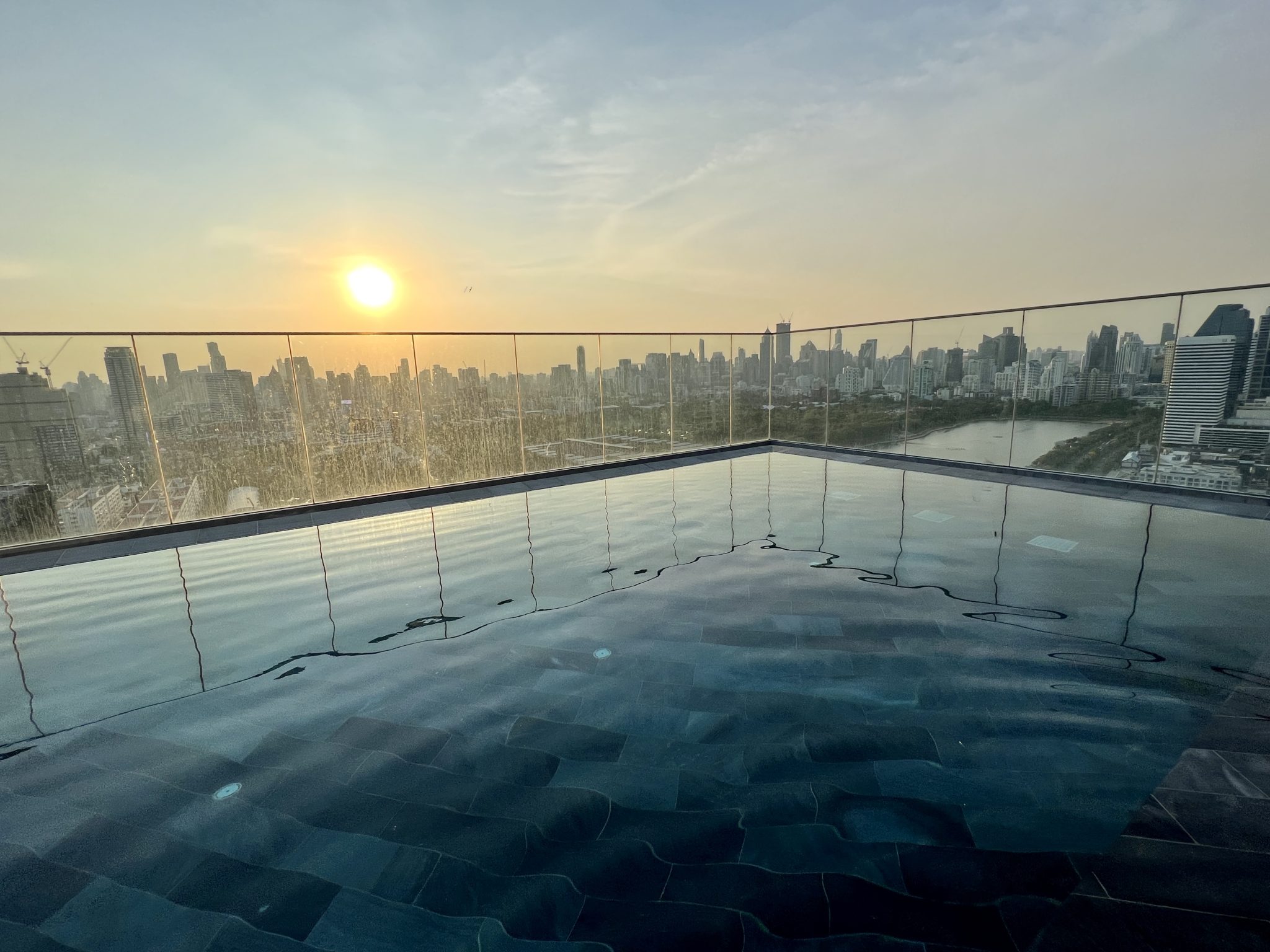 Wyndham Bangkok Queen Convention Centre Infinity Pool