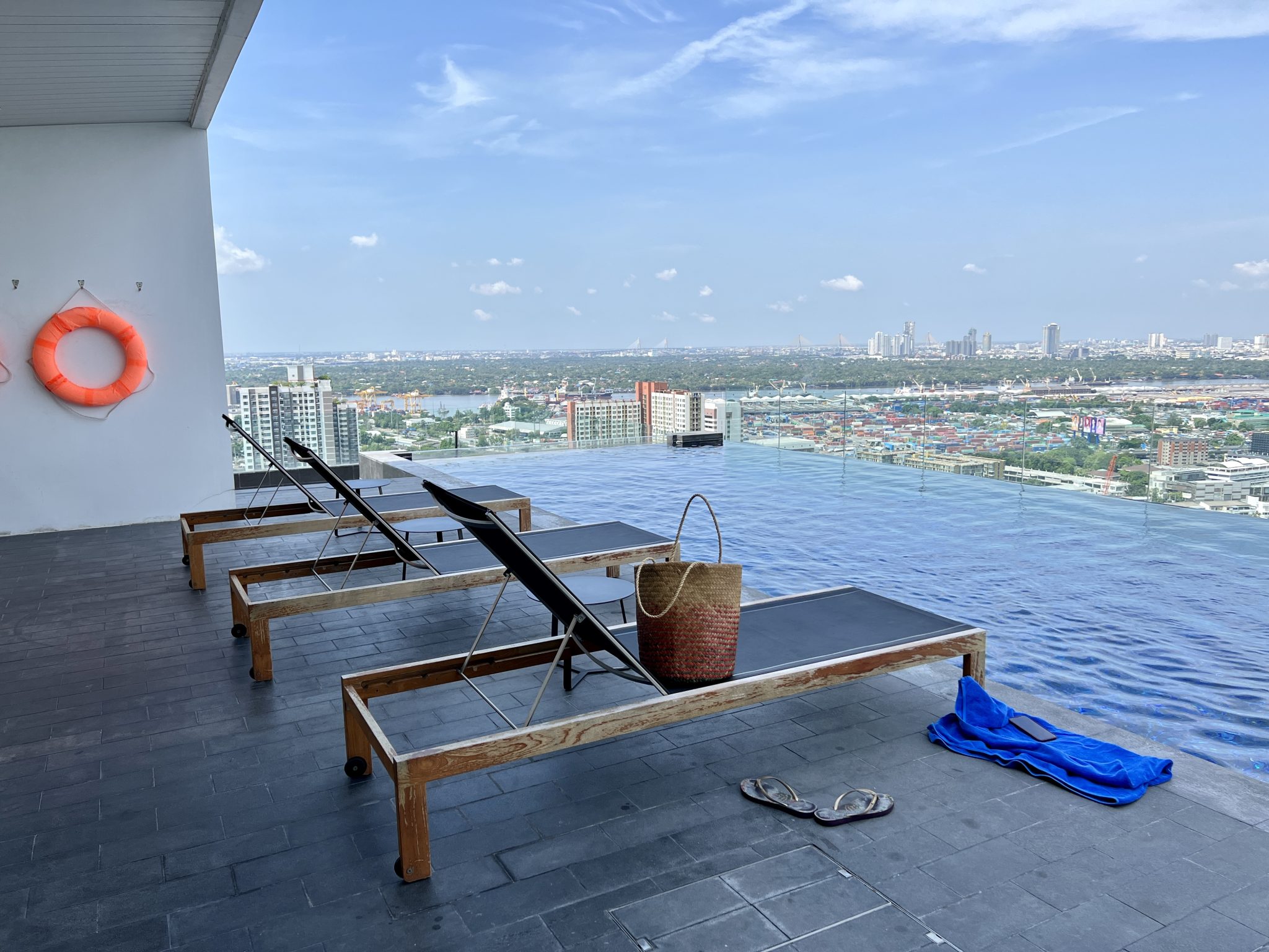 Swimming pool Wyndham Garden Bangkok Sukhumvit 42