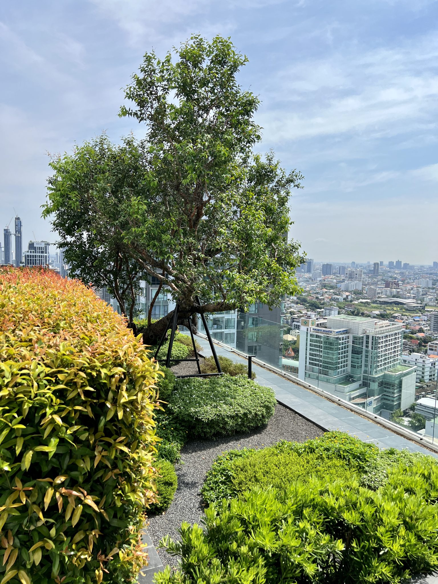 Stunning 31st Floor rooftop gardens Wyndham Garden Bangkok Sukhumvit 42