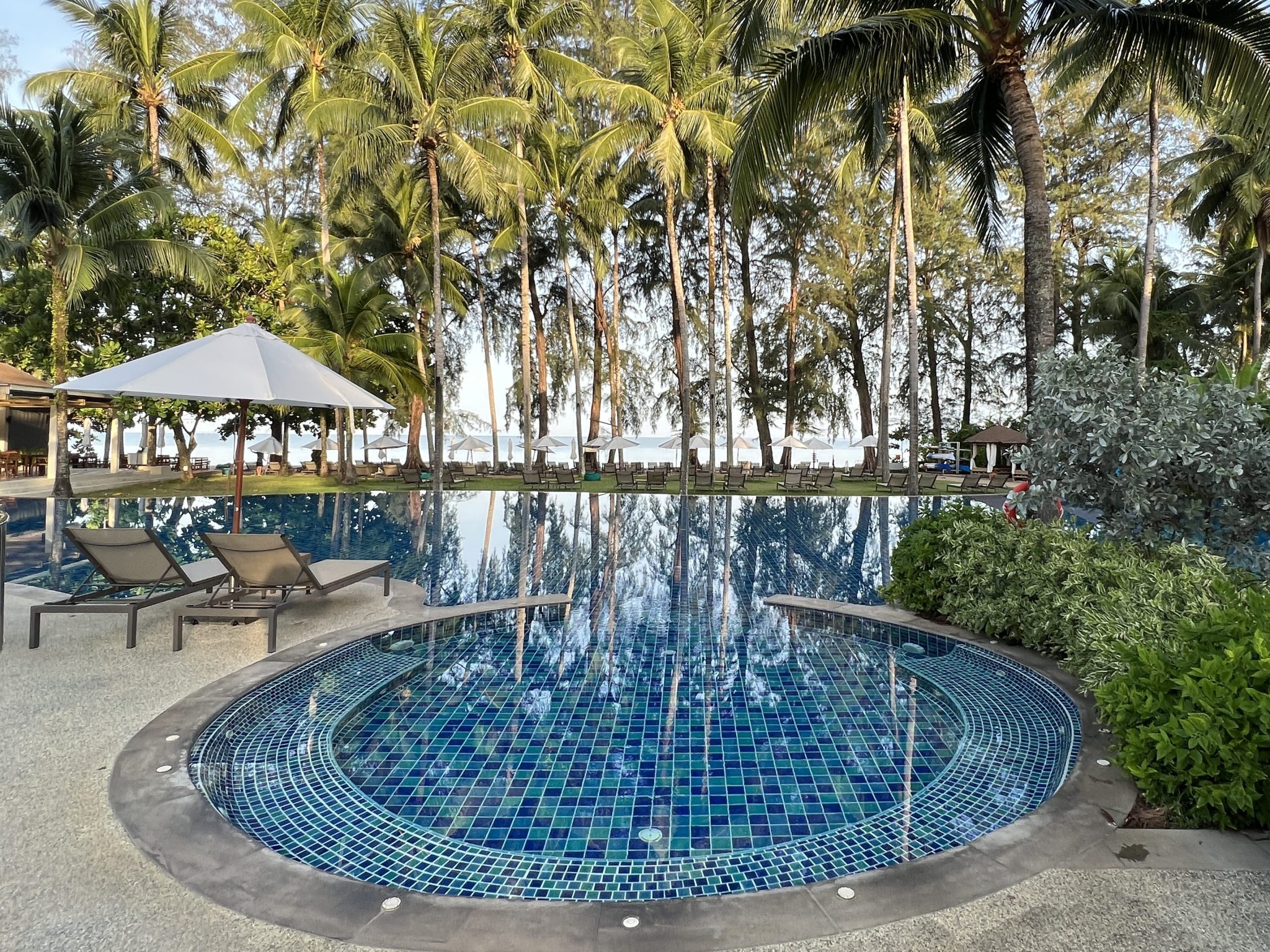 Swimming pool Outrigger Beach Resort Khao Lak 