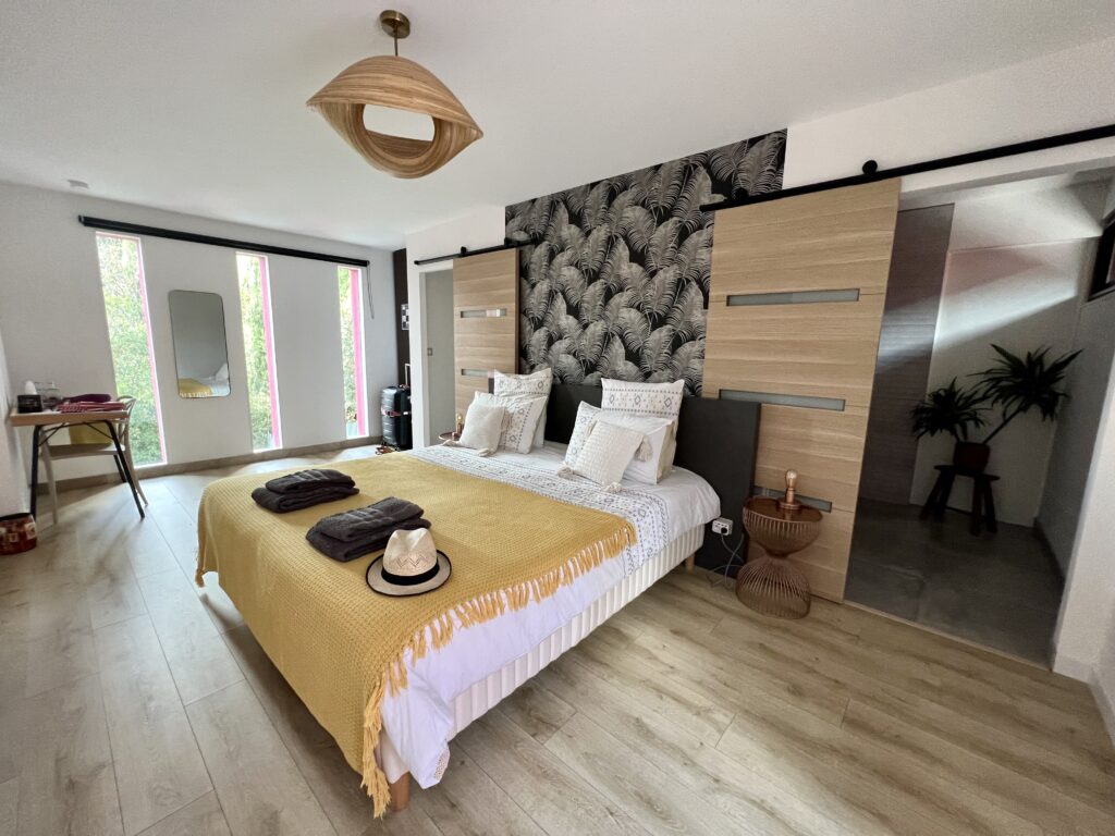Room 𝘗𝘪𝘤 𝘚𝘢𝘪𝘯𝘵 𝘓𝘰𝘶𝘱 at Villa Magnolia
