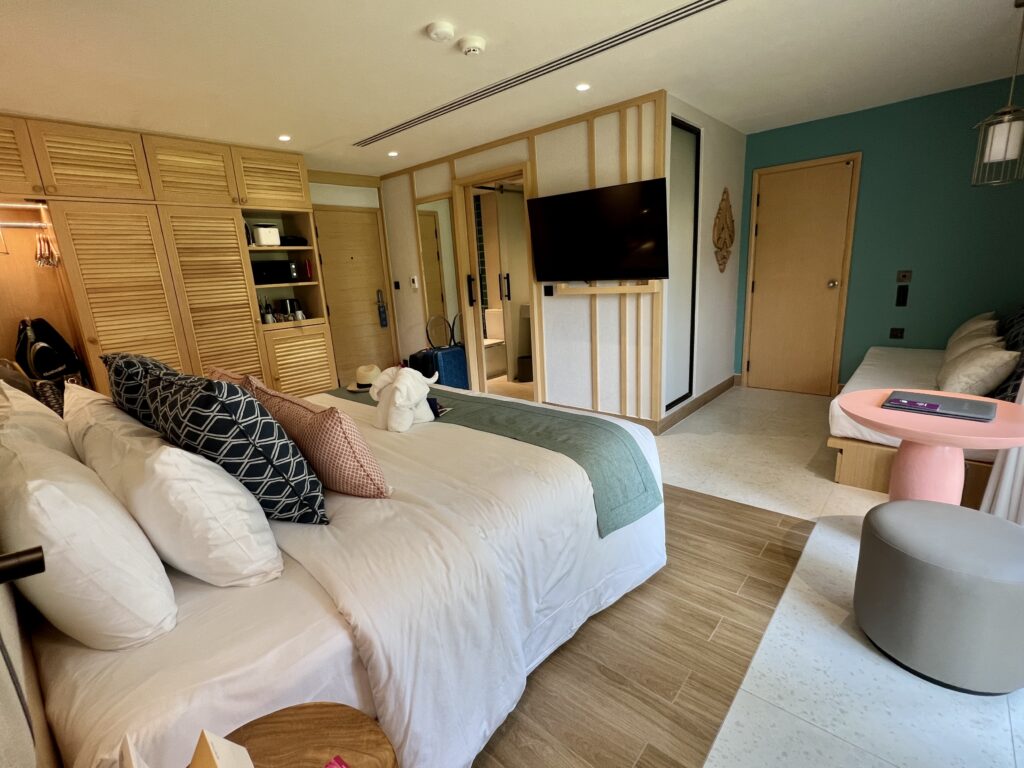 Interconnecting renovated Superior Room with Terrace Q2118