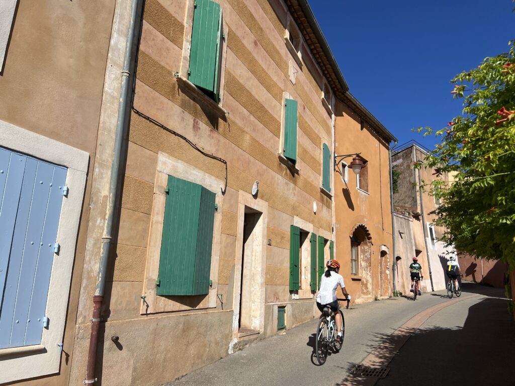Cyclists discovering Luberon's outdoor activities in Roussillon