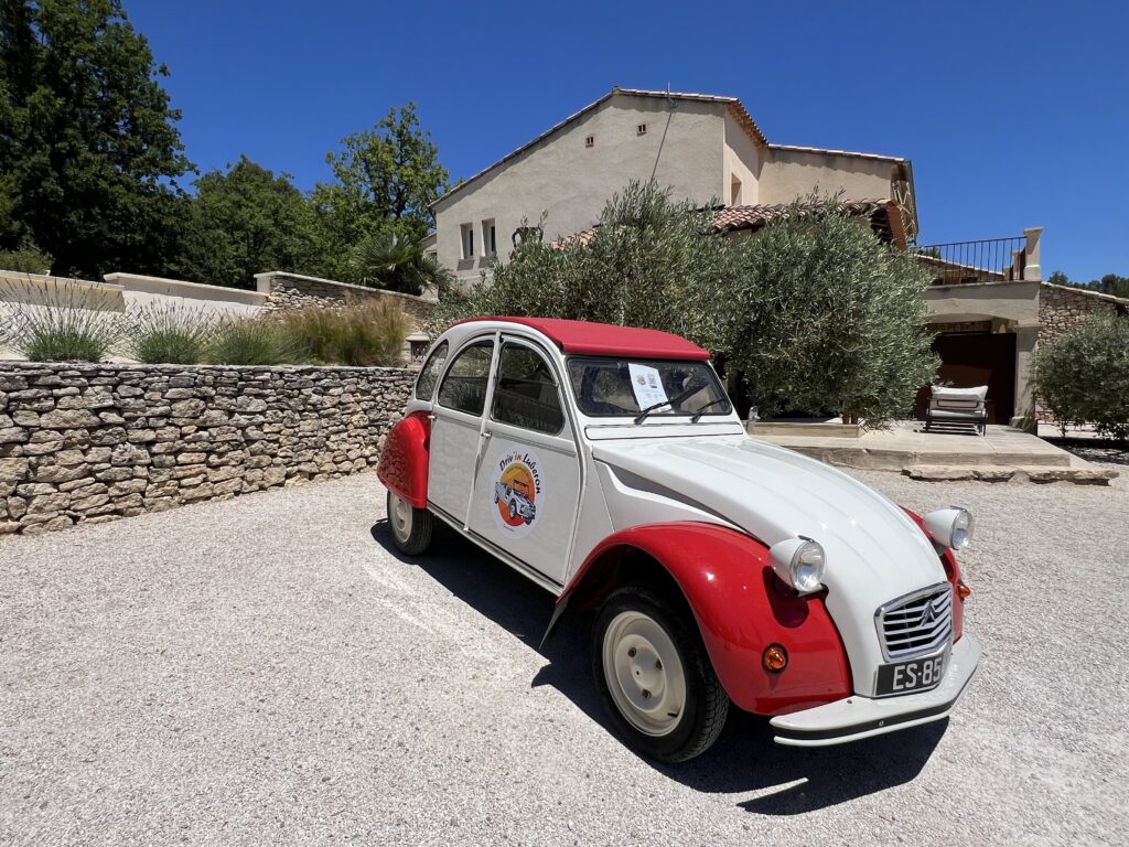 Le Jas de Joucas and 2CV car