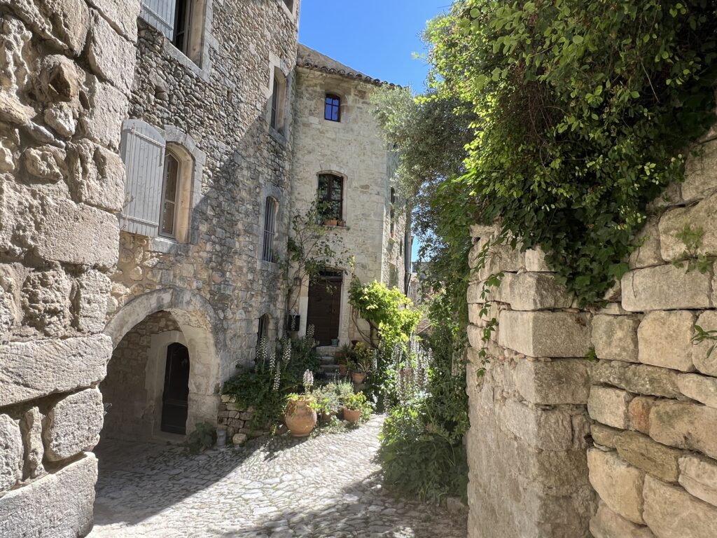 Discoveringr Oppède le Vieux, Luberon, Provence