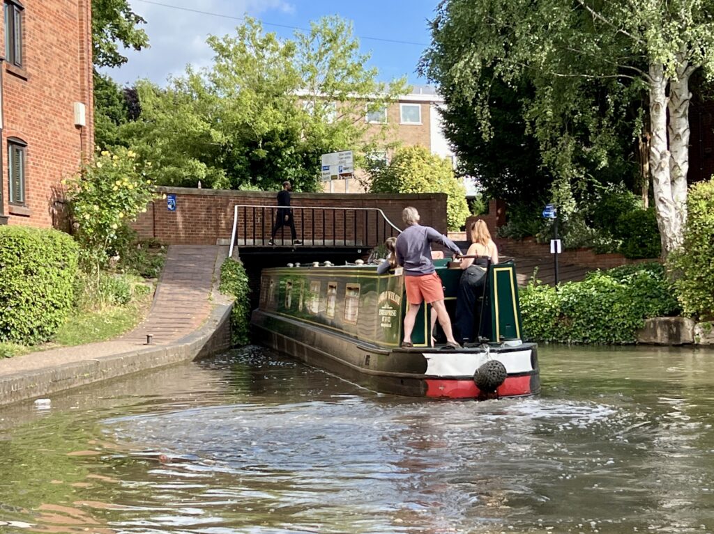 Beginners guide to steering a Canal boat through bridges