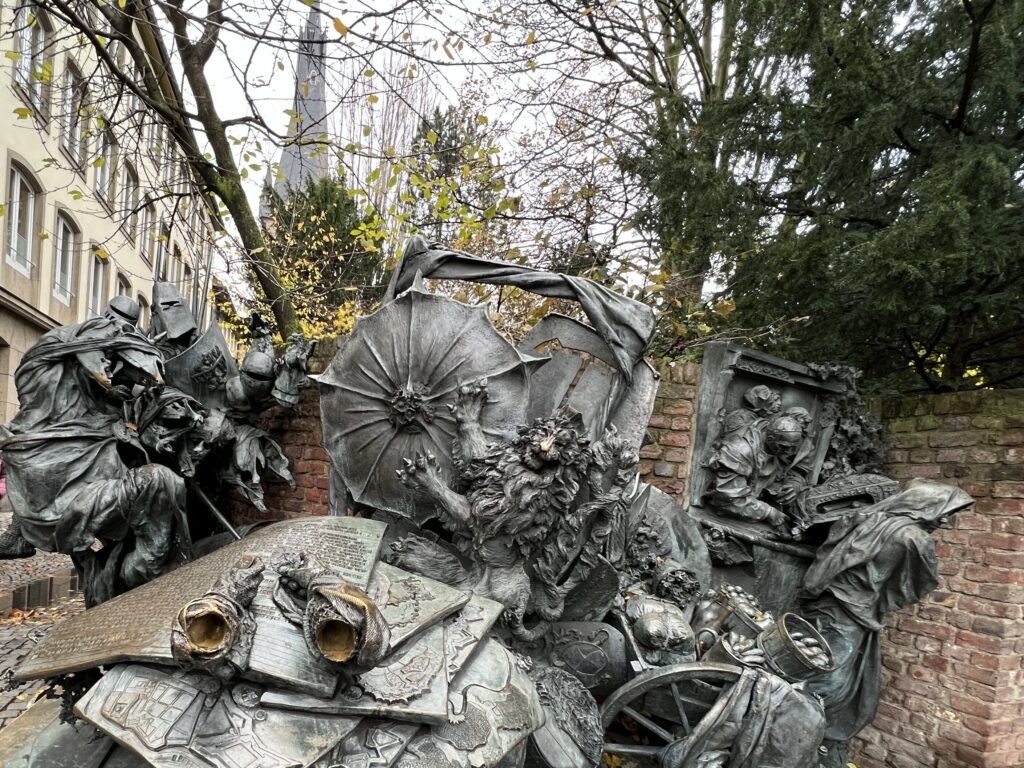 Wandering Dusseldorf :Stadterhebungsmonument celebrates 700 years of Dusseldorf b