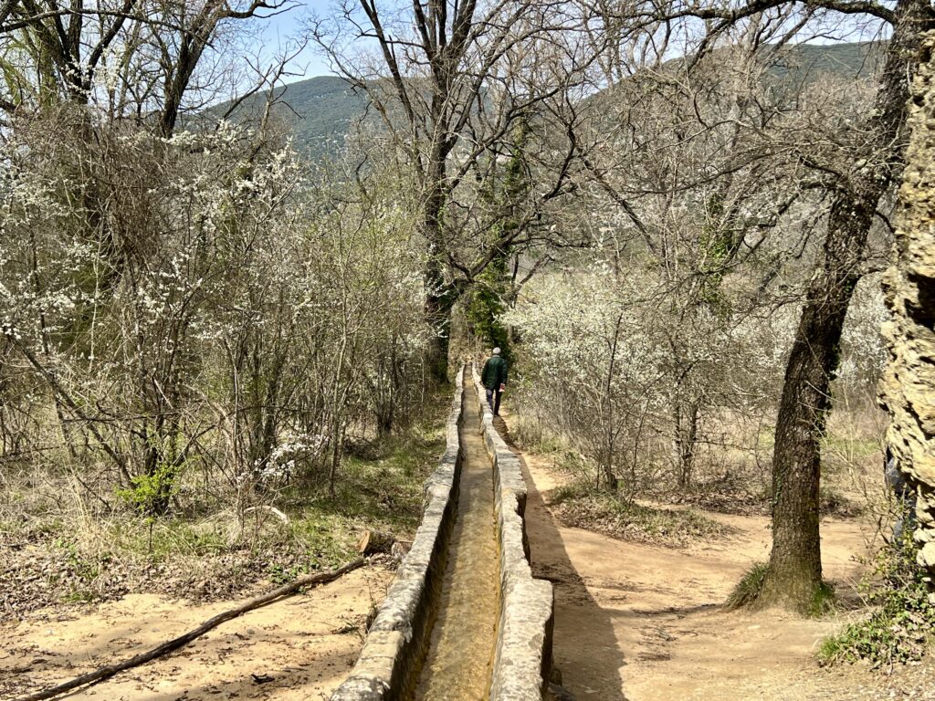 Aquaduct and pipes at
Colorado Provençal
