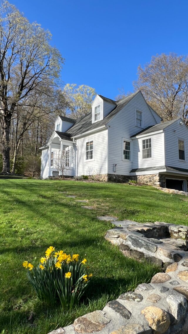𝗦𝘁𝗼𝗿𝘆𝗯𝗼𝗼𝗸 𝗖𝗮𝗽𝗲 - 𝗟𝗶𝘁𝗰𝗵𝗳𝗶𝗲𝗹𝗱 𝗖𝗧 🇺🇸

If I ever grow up I want a house like this! Isn’t this your perfect American house? 

As I mentioned we had flown to the USA for family funeral for 4 nights, my brother arriving from the UK and me from Bordeaux France! 

We had kind offers to stay with family & friends but we just needed our own space and a good nights sleep - even with jet lag. 

The house was spotless with 2 bedrooms, one bathroom, a kitchen they even left cake from the local bakery, and some half and half milk in the fridge! 

I thought the place was perfect, my room with a Thai Buddha and the hats above the beds was made for me.

There was plenty of off the road parking, you needed a car as it was a little way out of the centre of Litchfield. 

Booked via Airbnb with @host_n_co 
Cost $888 for 3 nights 

👉 Follow @littlewanderingwren for more where to stay travel inspo posts. 

#littlewanderingwren #wheretostay  #litchfieldct  #americandream #airbnbhomes