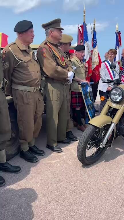Unveiling a plaque in memory of the Belgiums who came ashore here 81 years ago on 6 th June 

Lest we forget. 

#ddaytour  #ddaylandings #courseulles_sur_mer #france #normandybeach